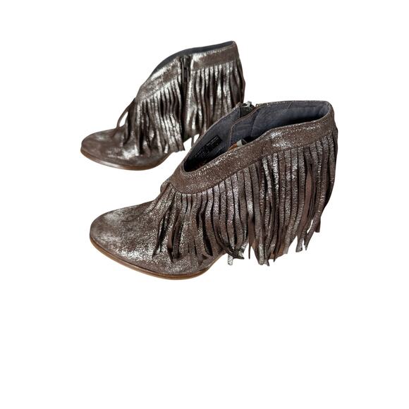 Ariat Shoes - Ariat Unbridled Silver Metallic Fringe Booties Woman’s Size 8.5